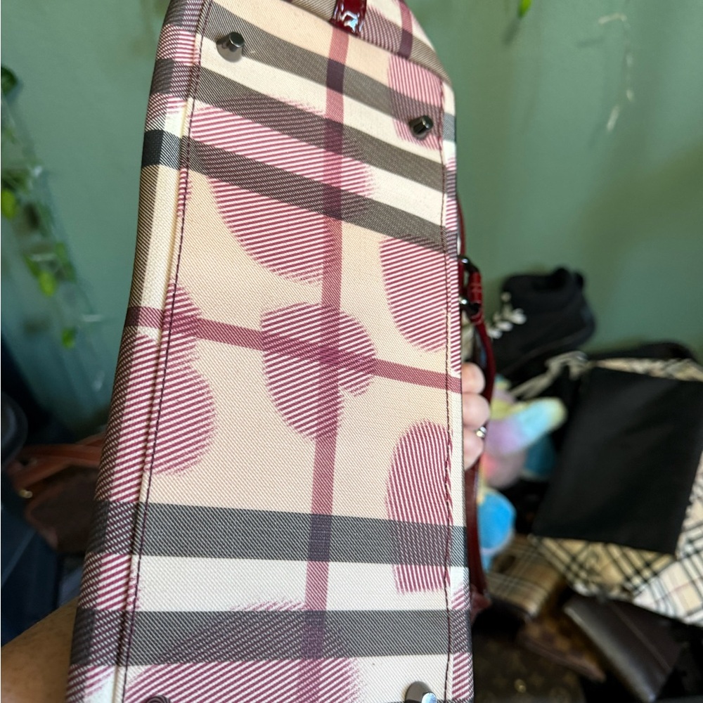 Burberry tote! Just in time for Valentine’s Day! - Picture 8 of 12